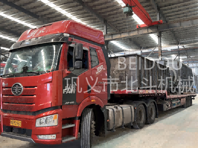 無(wú)煙環(huán)保褐煤炭化設(shè)備裝車(chē)發(fā)往山西