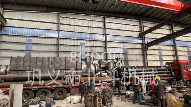 環(huán)保型核桃殼炭化設(shè)備裝車(chē)發(fā)往云南