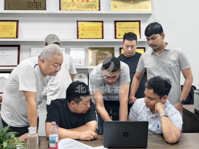 歡迎印度客戶來驗收炭化設(shè)備